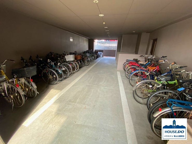 屋内式駐輪場は、雨風が凌げて嬉しいですね