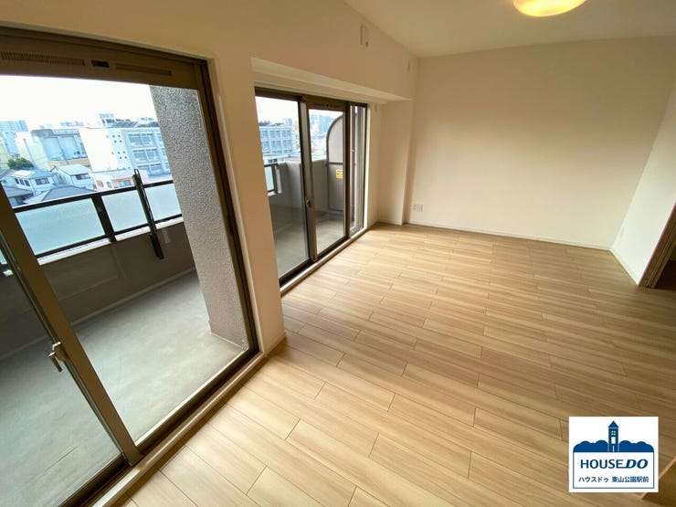 南向きの窓からたっぷりと自然光が差し込むリビングには、温かみのある配色の床材を採用。
自然光を柔らかく反射し、家族の団らんや、リラックスタイムをより快適にお過ごしいただけます