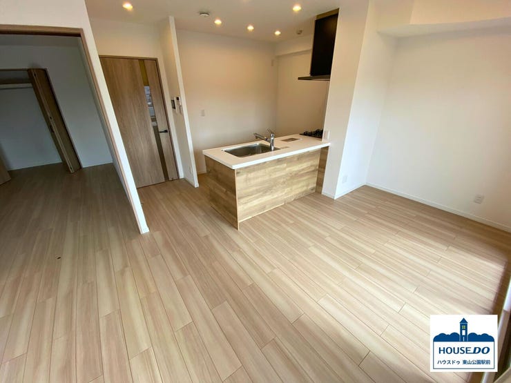 料理しながら会話ができるカウンターキッチンは、毎日の家事をもっと快適にします。
広めのキッチンスペースは、友人を招いて一緒に料理もでき、ダイニングでホームパーティも楽しめそう♪