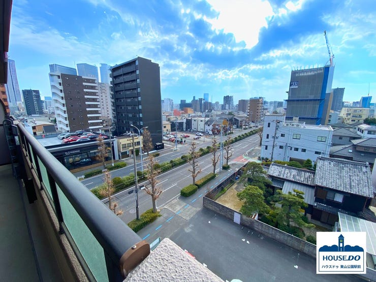 6階バルコニーからの景色は、遠く名古屋駅周辺のビル群も望めます