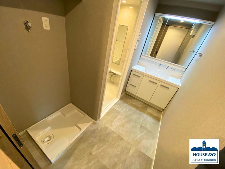 洗面所の脱衣、洗面スペースはゆとりの広さがあります