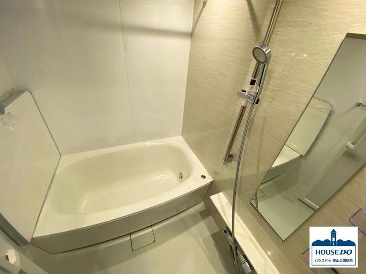 白を基調とした落ち着いた空間で、ゆったりとバスタブに浸かり1日の疲れを癒してください♪
冬の寒さに優しい浴室暖房と、雨の日のお洗濯をサポートする浴室乾燥システム付きです