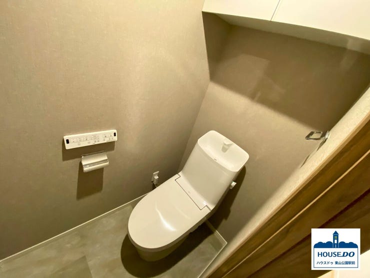 収納に困らない、実用的な棚付きトイレ。
心地よい温水で、使用後の爽快感が違います