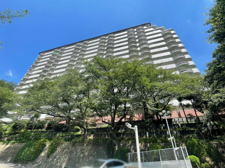 【外観】
新神戸駅から徒歩12分・バス停『熊内5丁目』から徒歩7分で、通勤・通学に便利なSRC(鉄骨鉄筋コンクリート)造の16階建♪歩車分離設計☆各階にトランクルーム有り☆閑静な住宅街☆