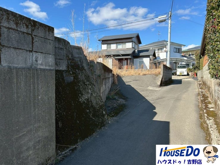 前面道路は居住者以外の通りが少ないので、プライバシーが保ちやすく安心。