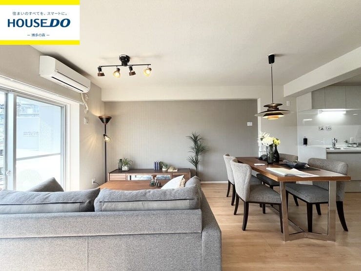 【リビング】
◎2025年8月フルリノベーション済!
◎南向きで陽当たり良好♪
◎駐車場有