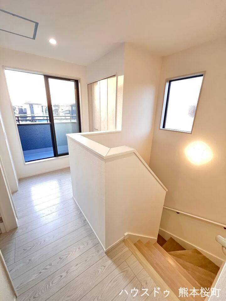 ■□■暮らしを繋ぐ、明るい動線■□■採光窓から光が差し込み、足元を優しく照らす。安全で快適な、家族の生活を支える縦の繋がりです