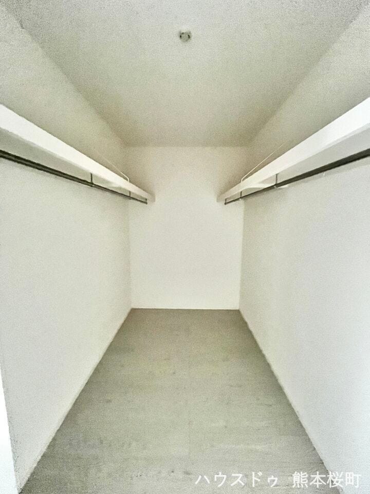 ■□■2階8帖洋室WIC■□■衣類から小物まで一ヶ所に集約。整理整頓がしやすく、毎日のコーディネートが楽しくなるゆとりの収納です