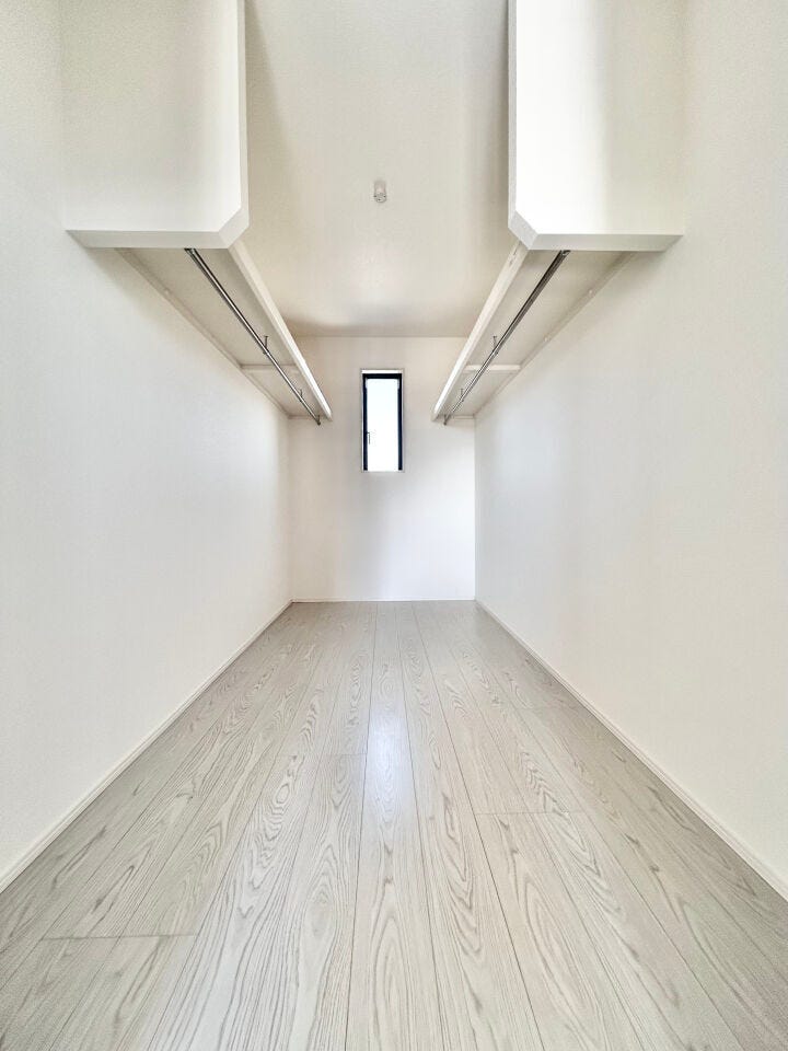 ■□■2階9帖洋室WIC■□■衣類から小物まで一ヶ所に集約。整理整頓がしやすく、毎日のコーディネートが楽しくなるゆとりの収納です