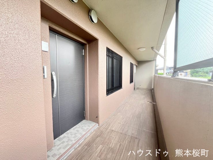 ■□■玄関■□■
玄関ドアは窪んだデザインでプライバシーに配慮されています☆