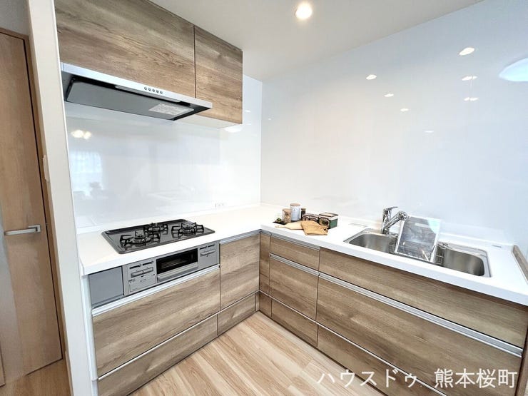 ■□■キッチン■□■
【キッチン新規交換】三口ガスコンロで火力がわかりやすくお料理もはかどります☆停電時もガスなので使用できて安心です♪