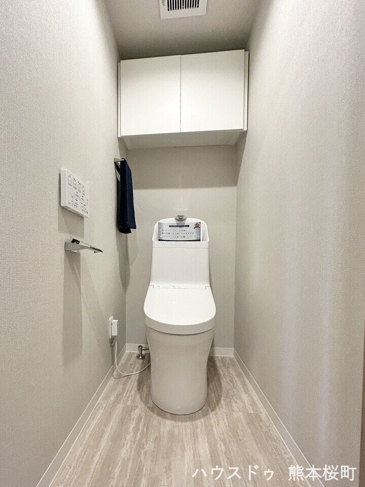 ■□■トイレ■□■
【トイレ新規交換】トイレは温水洗浄便座付きで年中快適にご使用いただけます☆収納スペースがあるのも嬉しいですね♪