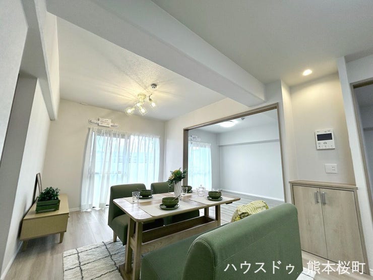 ■□■リビング■□■
リビングと一体利用が可能な洋室でお部屋がより広々とゆとりある空間になります☆ご家族でゆっくりとくつろぎたい方にオススメです♪