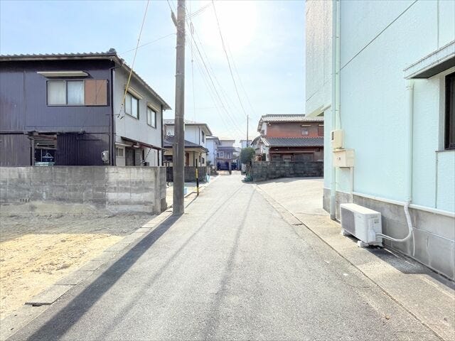 幅員約4mの前面道路です。車がすれ違うには厳しい道幅ですが、車はスピードを抑えて走行するので、お子様にも安全な道幅となっています。