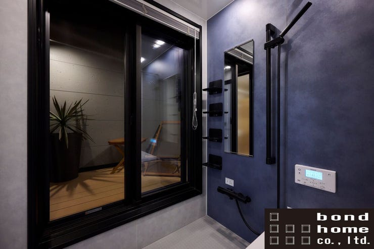 湯船に浸かりながら夜風を感じたり、植物を眺めたりできる特別な空間です。写真提供:(株)bond homeの施工物件です。