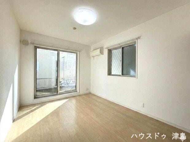 1階8.1帖洋室。大きな窓から光が入りますので、明るい気持ちでお過ごしいただけます。
※実際の写真から家具消しの加工行っております。