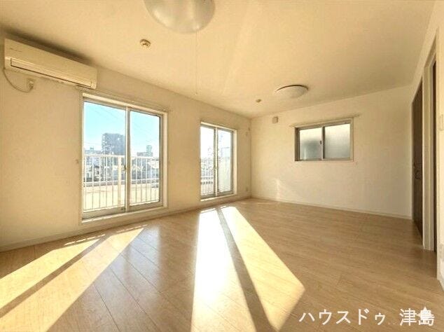 3階南側洋室。バルコニーに面したっぷりの陽光が降り注来ます。2ドア1ルームのため可動収納や間仕切りを設置することで、将来的に2室に変更が可能です。
※実際の写真から家具消しの加工行っております。