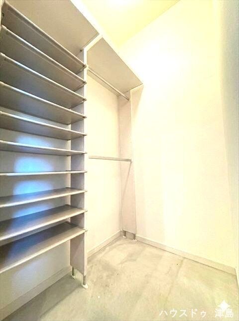 シューズインクローゼット。可動式棚付きで、背の高いブーツもすっきりと収納可能です。ハンガーパイプ付きのためコートや傘などスッキリと収納できます。
※実際の写真から家具消しの加工行っております。