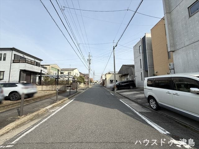 北側公道幅約5.6m 。車がすれ違える道幅。車1台とベビーカーですれ違っても余裕のある道幅は安心です。