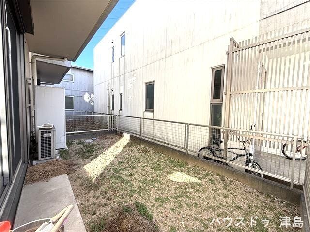 敷地南側にはお庭も確保。お子さまと砂遊びしたり、夏にはプールもできます。一緒にお花や野菜を育てて楽しむこともできますよね。