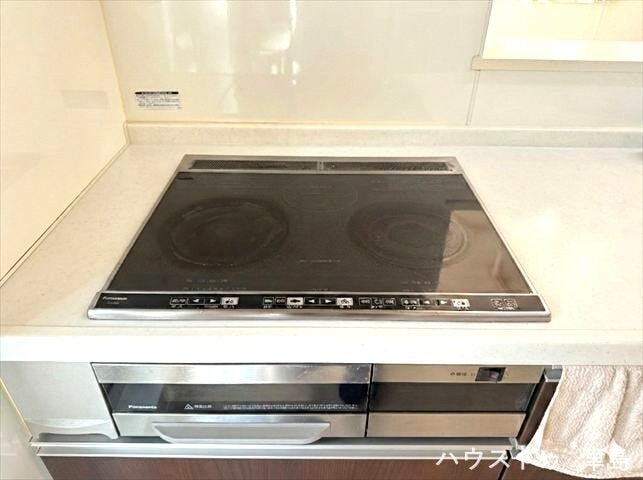 IHクッキングヒーター。安全性が高く、年配の方やお子様にも安心です。また、調理後は、プレートを拭くだけなので、お手入れが簡単なことが特徴です。