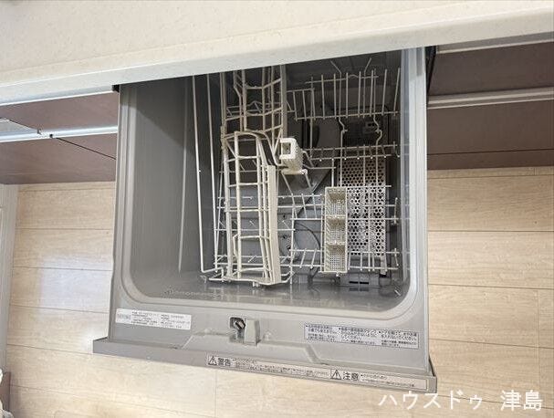 ビルトインタイプの食器洗い乾燥機ならカウンター上はいつもすっきり。水道代・時間の節約ができ、衛生的で、さらに手荒れの防止にもなります。