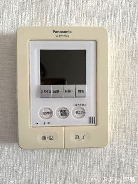 モニター付きインターホン。来訪者の顔が確認できます。室内にいながら安心して応対でき、防犯性を高める毎日の暮らしにうれしいセキュリティ設備です。