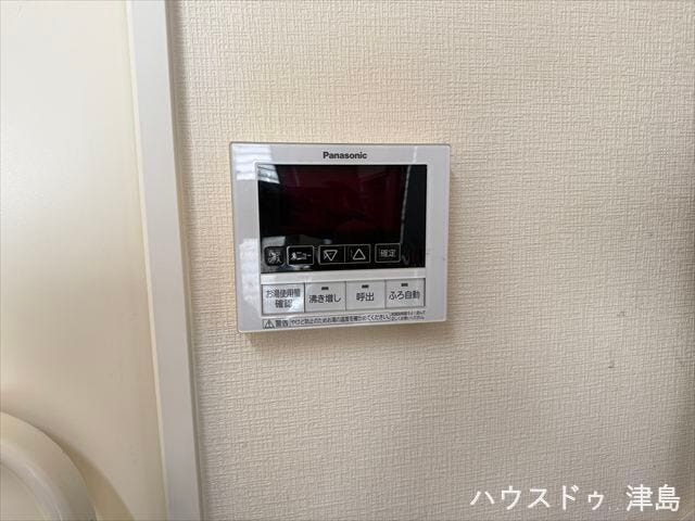 給湯モニター。キッチンから操作できる給湯リモコンを設置。湧きましや自動湯はりもワンタッチで完了し、家事の合間にお風呂準備ができる忙しい毎日にうれしい便利設備です。