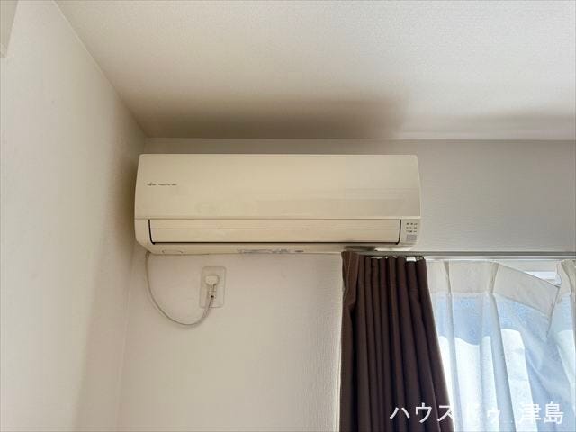 エアコン。暑い夏、寒い冬を過ごすのに欠かせないアイテムです。部屋全体を効率よく温度調節し、小さなお子さんがいらっしゃても安心して使えます。