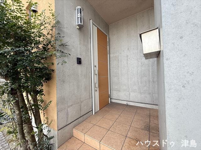 玄関ポーチ。照明付きで暗い時間帯の帰宅も安心です。雨に濡れることなく傘がさせます。