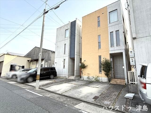 並列駐車2台可能なのでご夫婦1台ずつ所有でき、車通勤でも安心です。