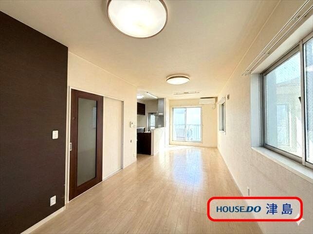 2階配置されたリビングは3面採光の明るい空間で家族みんなが快適にお過ごしいただけます。
※実際の写真から家具消しの加工行っております。