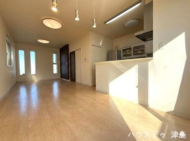 19.3帖のゆとりある空間なのでテーブルにソファにとお気に入りの家具をたくさん置くことができます。
※実際の写真から家具消しの加工行っております。