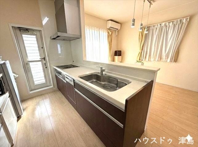 落ちついたブラウンカラーが目を引くキッチン。勝手口があるのでゴミ出しやゴミの分別にとっても便利。
※実際の写真から家具消しの加工行っております。