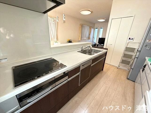 IHクッキングヒーター・食器洗い乾燥機など高機能な設備を搭載し使いやすく家事がはかどります。キッチン横の収納はパントリーとしてお使いいただけます。
※実際の写真から家具消しの加工行っております。