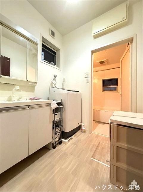 玄関すぐの洗面室は、帰宅後の手洗いもスムーズです。キレイな手でリビングや各居室へ向かえるので衛生面でも安心ですね。シャワー付洗面化粧台は洗髪や手洗い洗濯に加え、洗面台のお掃除もしやすくとても便利です。