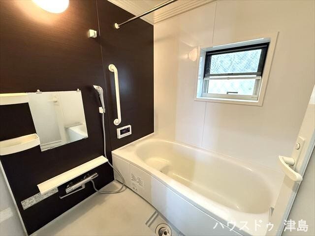 シックな雰囲気のくつろぎスペースの浴室。半身浴できるバスタブなのでお子様も腰かけて肩まで浸かれ、一緒に仲良く温まれます。