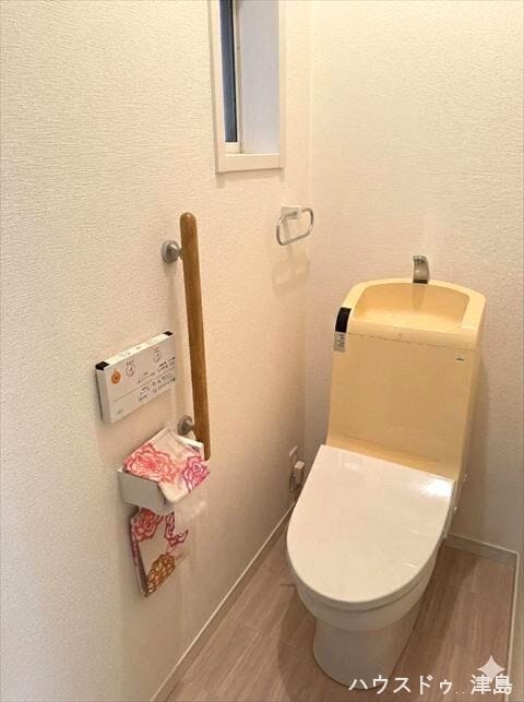 1階トイレ。1・2階には温水洗浄便座付きトイレを設置。小窓があるので明るく、換気にも便利。
※実際の写真から家具消しの加工行っております。