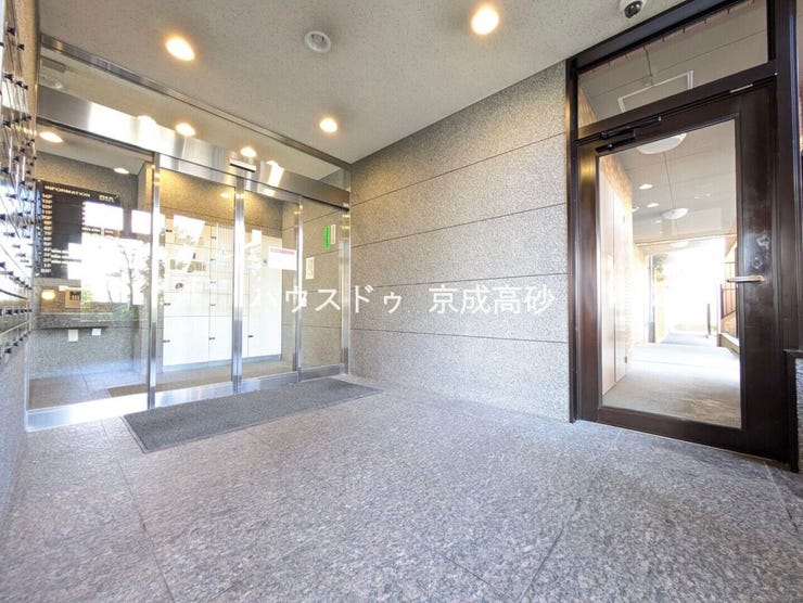 エントランス内部は、管理が行き届き清潔な共有スペースとなっています。