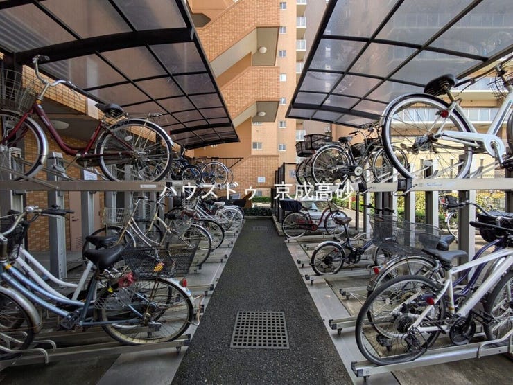 きちんと整備された駐輪場。住む方の心遣いが感じられます。空き状況は、お気軽にお問合せください。