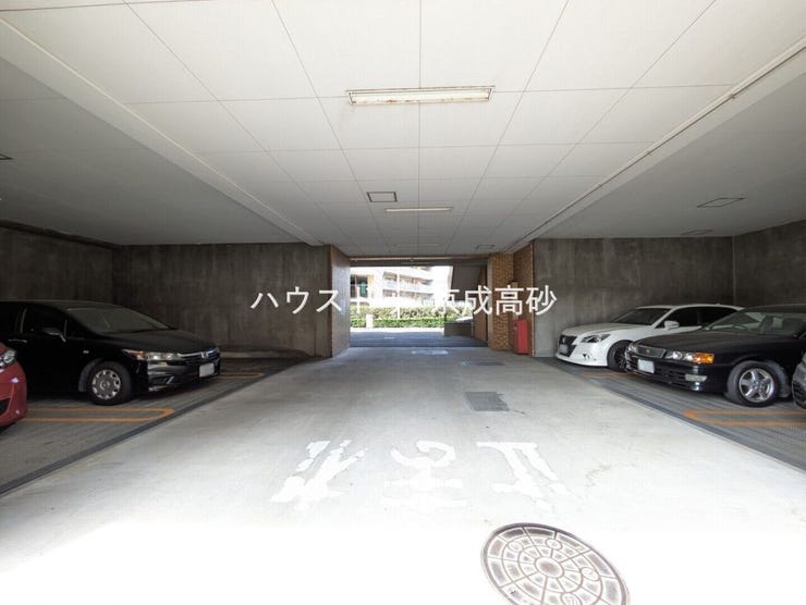 敷地内にある駐車スペースです。空き状況は、お気軽にお問合せください。