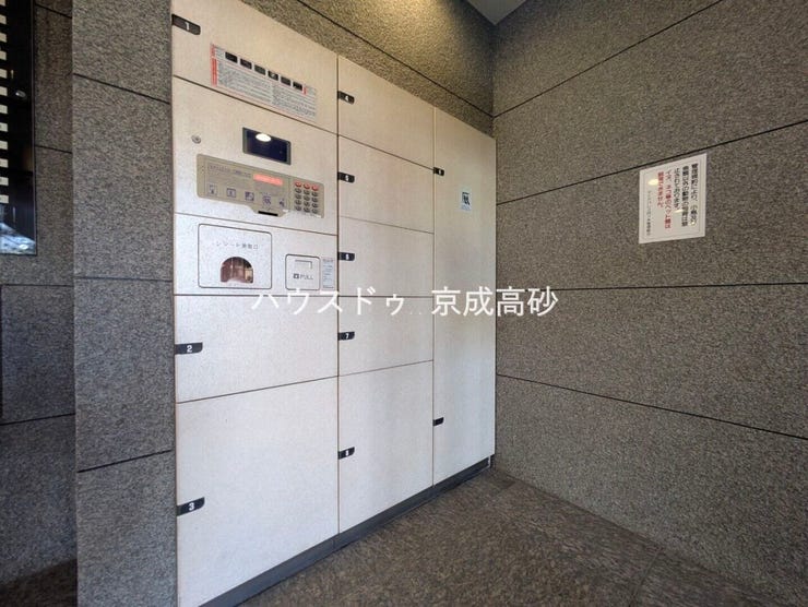 共用部分の宅配ボックスです。留守中の荷物受け取りもできるので、安心して外出ができますね。