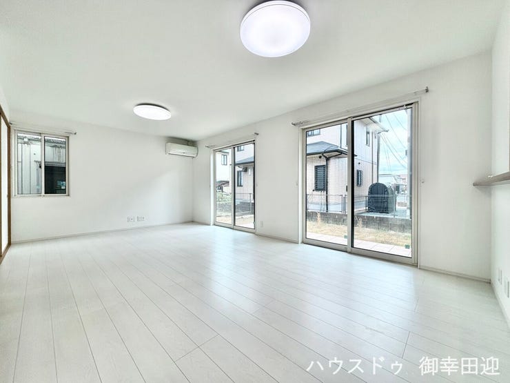 ■安らぎと笑顔の中心地■陽光が優しく降り注ぎ、会話が自然と弾む。ここでは、毎日が特別な時間へと変わります。