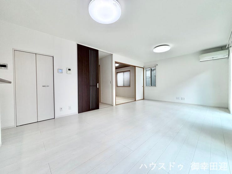 ■安らぎと笑顔の中心地■陽光が優しく降り注ぎ、会話が自然と弾む。ここでは、毎日が特別な時間へと変わります。