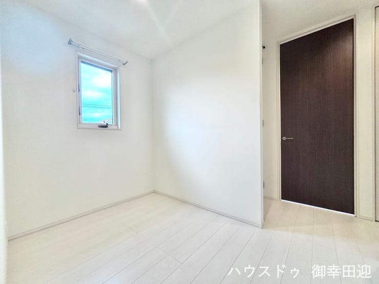 ■2階廊下・ファミリースペース■採光窓から光が差し込み、足元を優しく照らす。安全で快適な、家族の生活を支える縦の繋がりです。