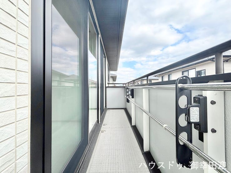 ■空の下の開放的な特等席■日光浴や読書、外の空気を感じながらリフレッシュ。暮らしを豊かにする、もう一つの心地よい空間です。