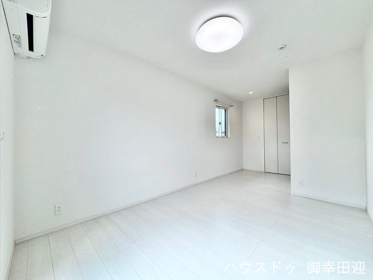 ■2階8.2帖洋室■寝室、書斎、趣味の部屋。家族の成長やライフスタイルに合わせ、様々な使い方ができる快適な空間です。