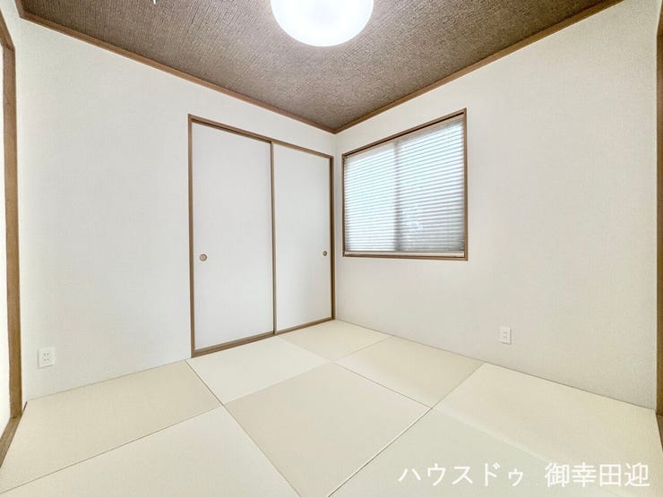 ■1階4.5帖和室■ゲストをもてなし、昼寝や家事にも使える、畳のぬくもりが心地よい多目的万能スペース。