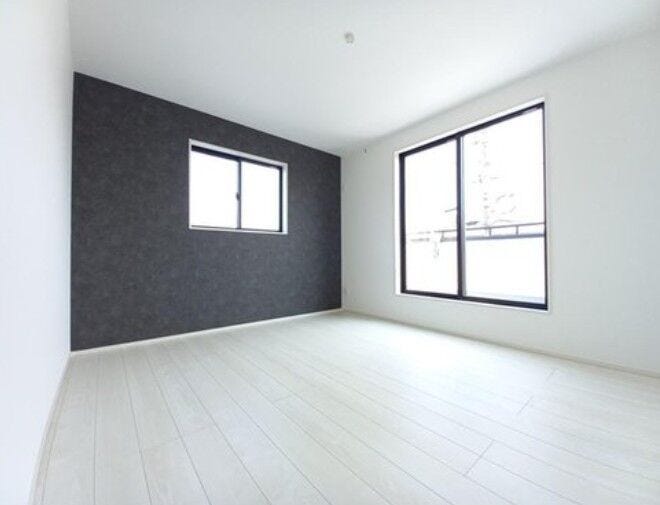 シンプルなデザインの洋室