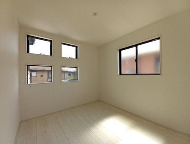 窓からは温かい日差しが差し込みます